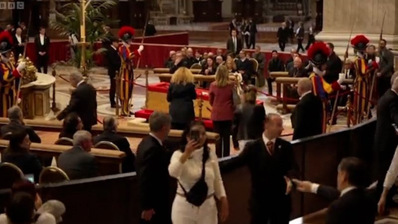 Papa Francis'in cansız bedeni başında fotoğraf çekme yarışı