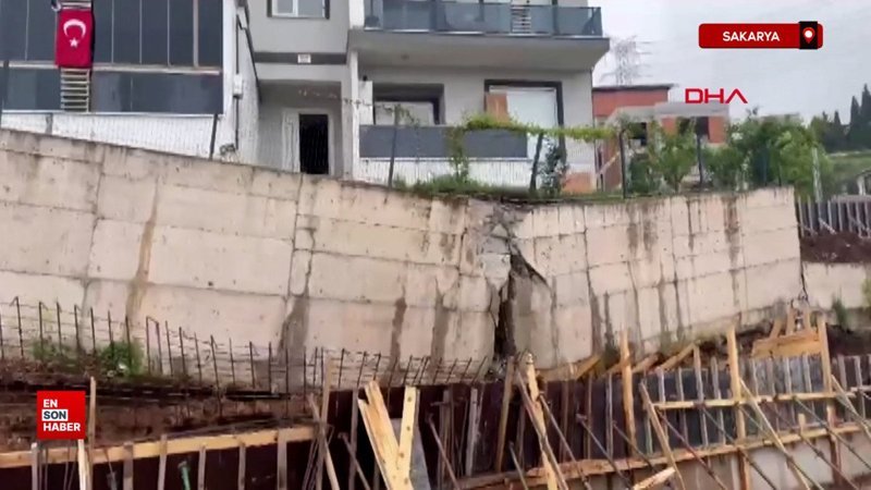Sakarya'da tahliye edilen binadaki hasar gün ağarınca ortaya çıktı