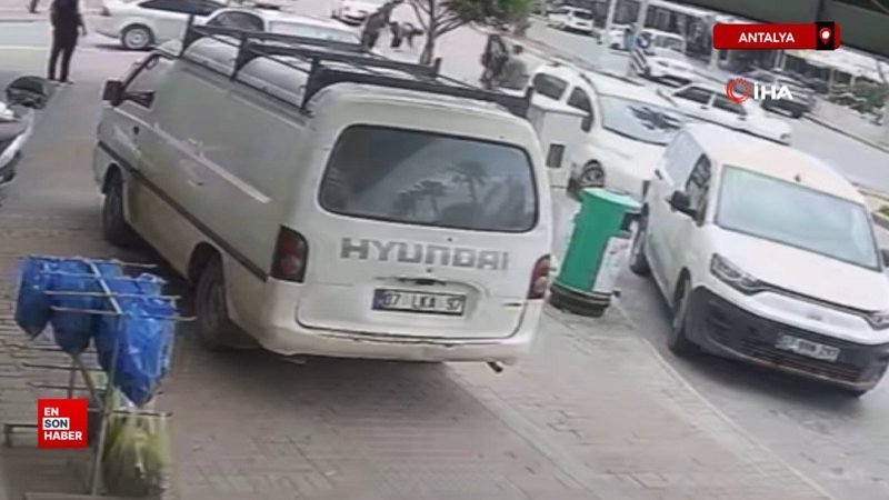 Antalya'da hatalı dönüş yapan otomobil, motosikletli kadına kaza yaptırdı