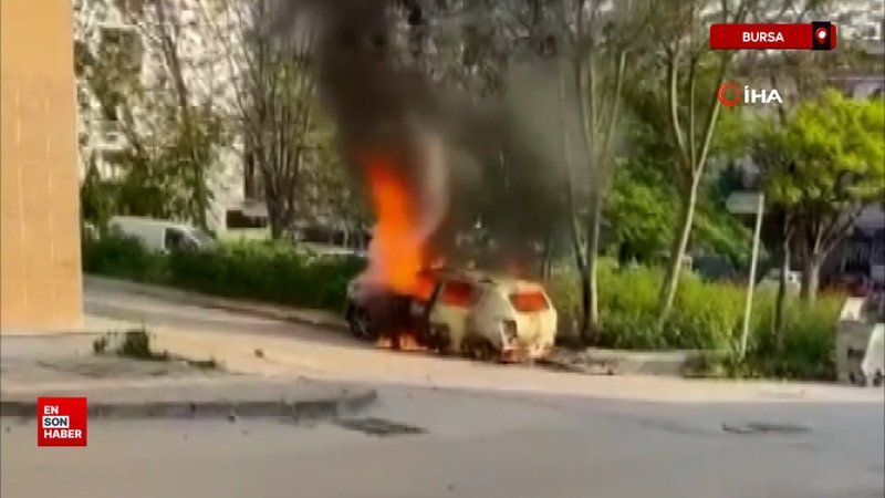 Bursa'da park halindeki otomobil alev topuna döndü