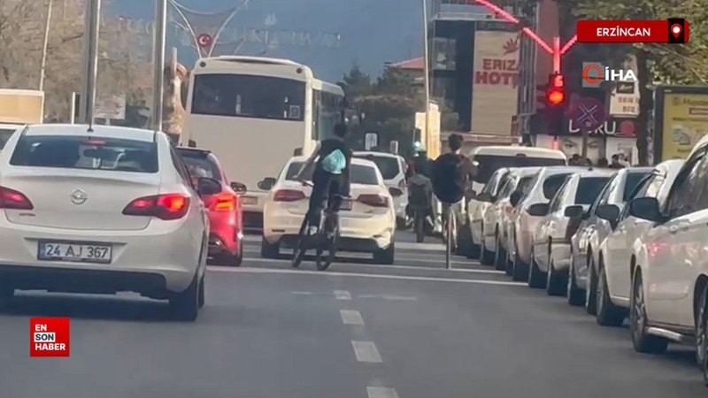 Erzincan'da bisikletli gençler tek tekerle trafikte ilerlediler