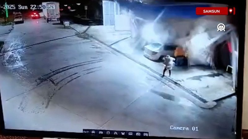 Samsun'da oto yıkamacıya kaya parçasının düşme anı