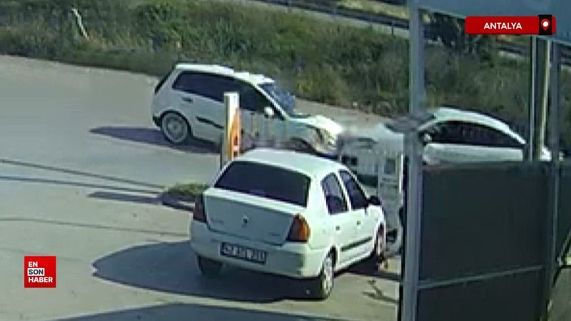 Antalya'da iki otomobil kafa kafaya çarpıştı