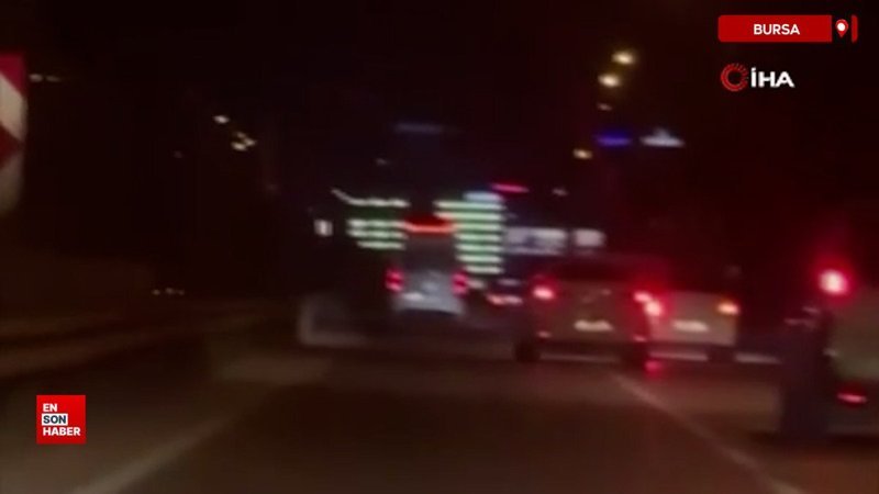 Bursa'da iki otomobil sürücüsünün trafikteki inatlaşması görüntülendi