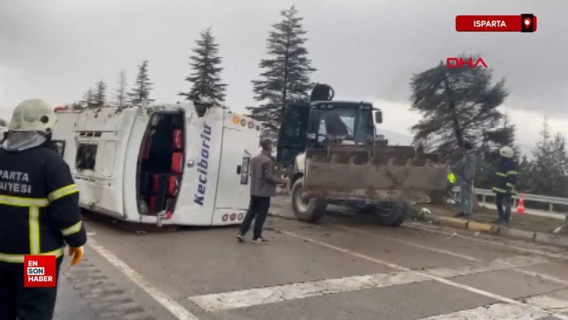 Isparta'da yolcu midibüsü devrildi