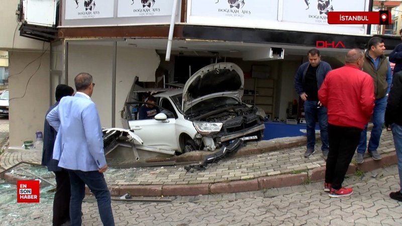 Sancaktepe'de otomobilin iş yerine girdiği anlar