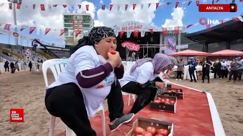 Antalya'da kadınlar en çok domatesi yemek için yarıştı