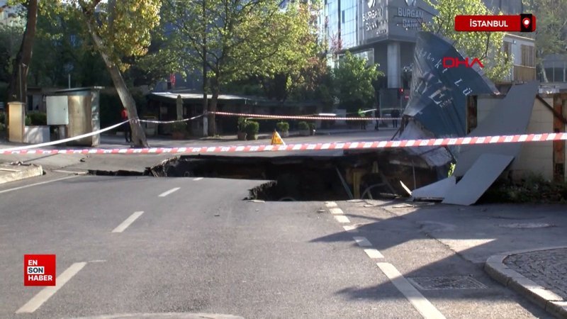 İstanbul'da yol çöktü
