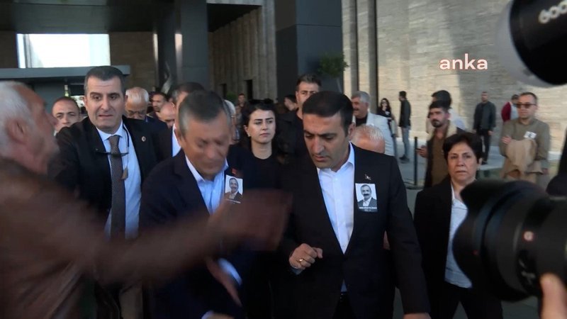 AKM'de Özgür Özel'e saldırı