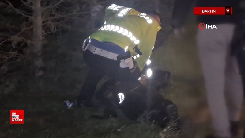 Bartın'da peşinden koşan polislerle beraber bataklığa düştü