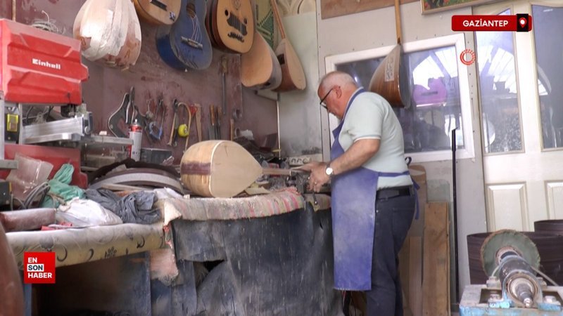 Gaziantep'te 35 yıldır imalatını yaptığı bağlamaları çalamayan ustanın üzüntüsü