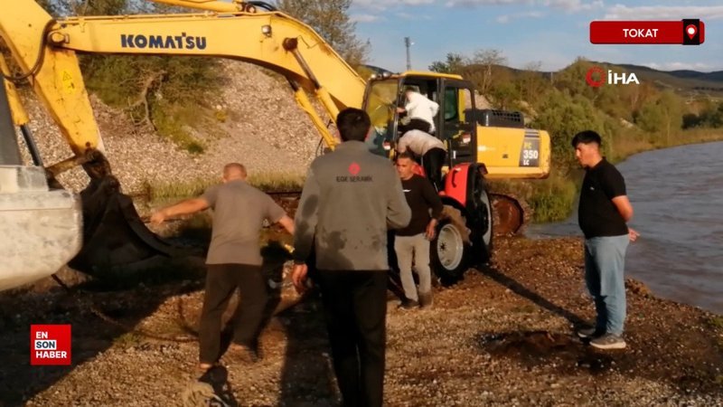 Tokat’ta uyarılara aldırış etmedi, traktörüyle akarsuda mahsur kaldı