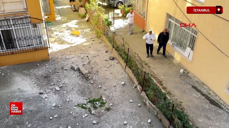 Avcılar'da 7 katlı binanın çatısındaki beton parçalar düştü