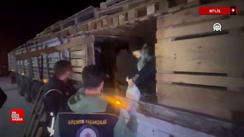 Bitlis'te tırın dorsesindeki gizli bölmede 42 düzensiz göçmen yakalandı