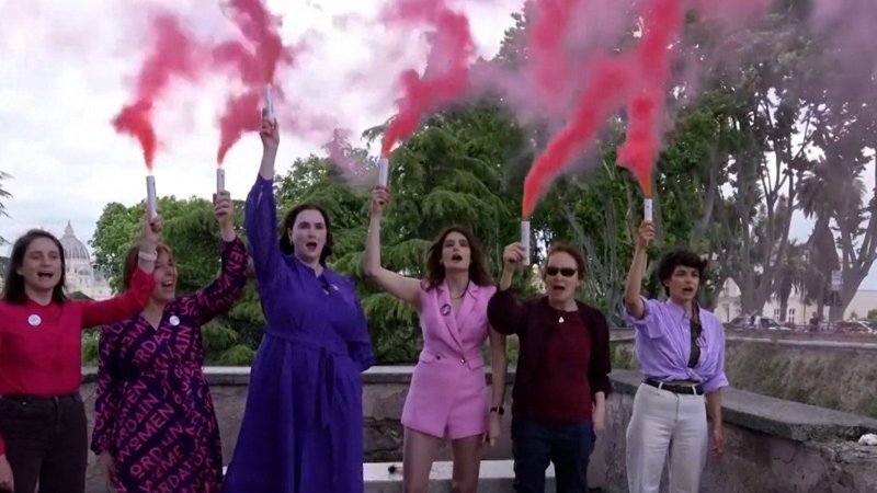 Roma'da kadınlardan pembe dumanlı Papalık seçimi protestosu