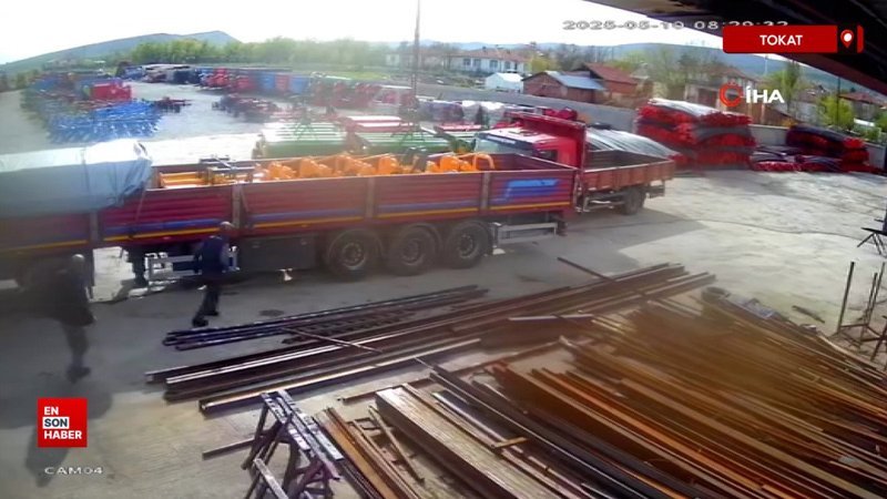 Tokat'ta harekete geçen kamyonet park halindeki tıra çarparak durdu