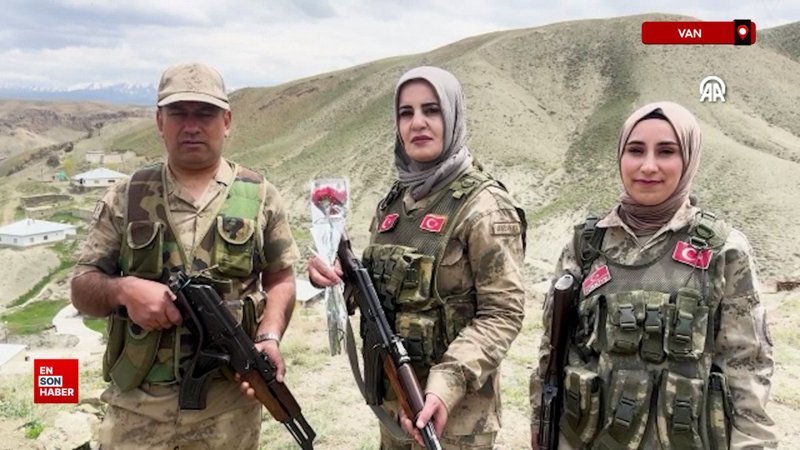 Van'da güvenlik korucusu anne, silah arkadaşlarıyla vatan nöbetinde