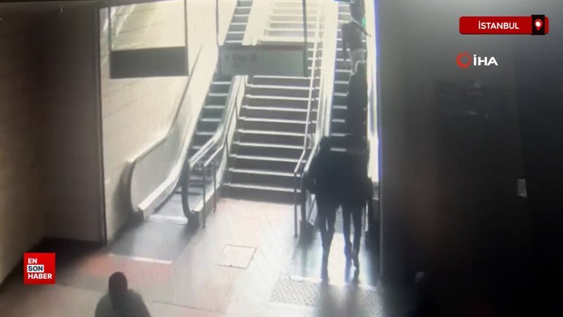 İstanbul Maltepe metro istasyonunda reklam panosu kadının üzerine düştü