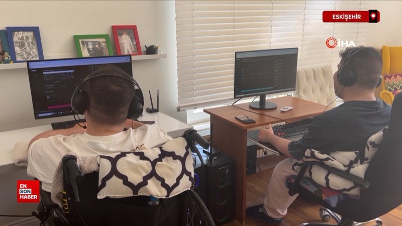 Eskişehir'de yalnızca parmaklarını kullanabilen ikiz kardeşler bin parça besteledi