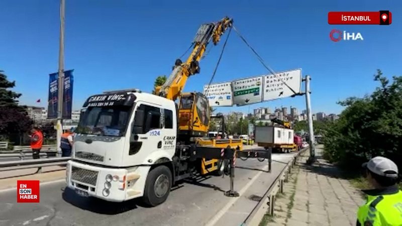 İstanbul Kadıköy'de yönlendirme levhasına takılan vinç şaha kalktı