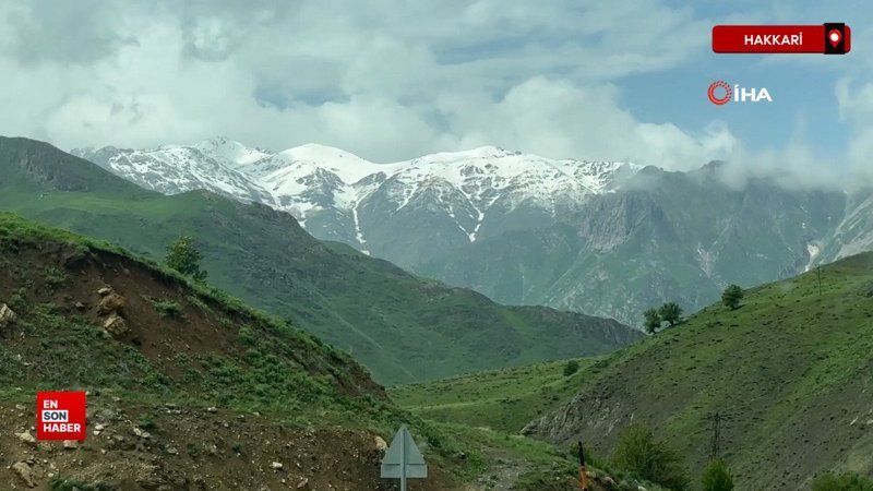Yüksekova'da sağanak ve kar yağışı etkili oldu