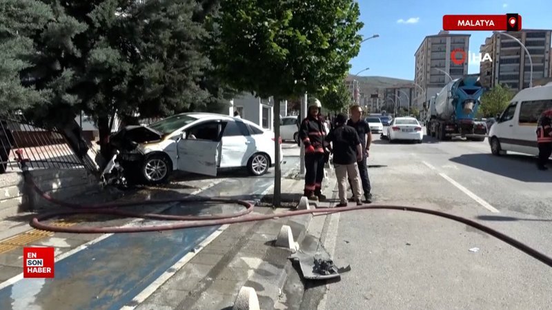 Malatya'da önce otomobile sonra duvara çarpan araç alev aldı