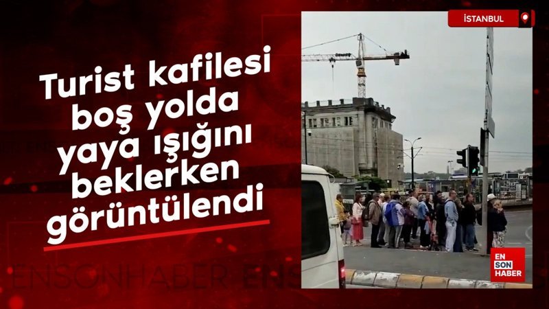 İstanbul'da turist kafilesi, boş yolda yaya ışığını beklerken görüntülendi
