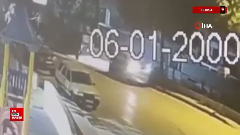 Bursa'da kontrolden çıkıp park halindeki araçlara çarpan sürücü kayıplara karıştı