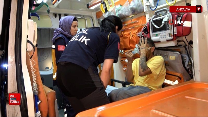 Antalya'da kamyon kırmızı ışıkta bekleyen otomobile arkadan çarptı.