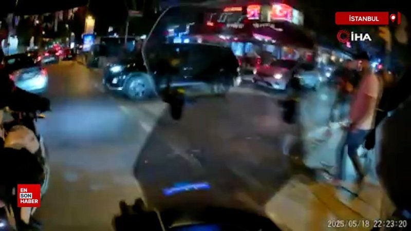 İstanbul Kadıköy'de Galatasaray atkılı araca saldırı