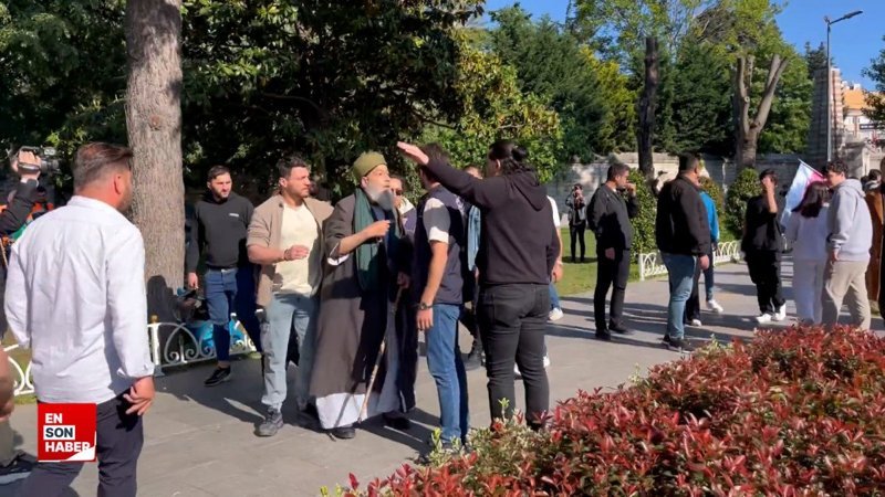 Saraçhane’de toplanan göstericiler cübbeli sarıklı yaşlı adama saldırdı