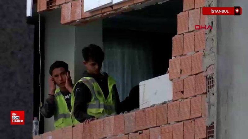 Fatih’te yıkım sırasında moloz parçaları, komşu evin duvarını deldi