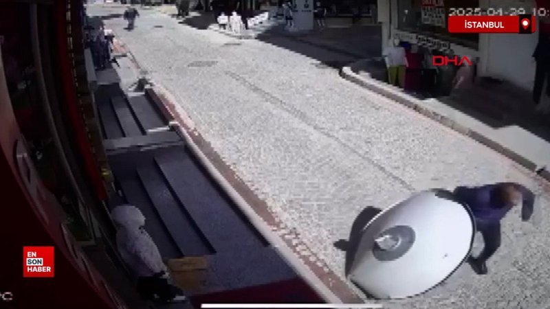 Fatih’te sokakta yürürken üzerine çanak anten düştü