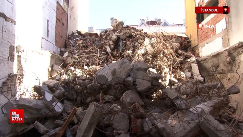 İstanbul'da yıkım sırasında moloz parçaları, komşu evin duvarını deldi