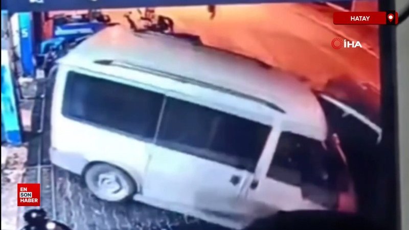 Hatay'da hafif ticari araç önce patpata sonra minibüse çarptı
