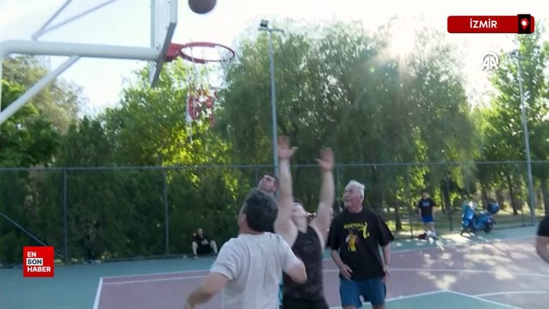 İzmir'de altmışlık delikanlılar sokak basketbolunun vazgeçilmezleri oldu