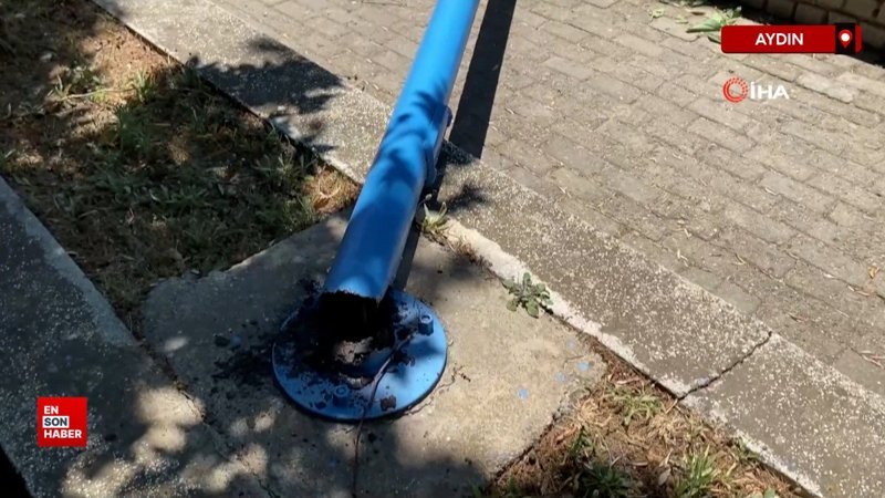 Aydın'da parkta aydınlatma direği devrildi: 2 yaralı