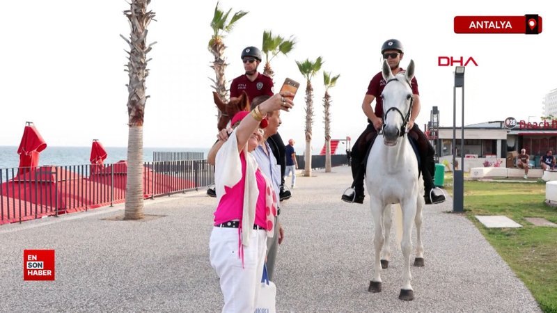 Antalya'da sahilde atlı polisler devriyede