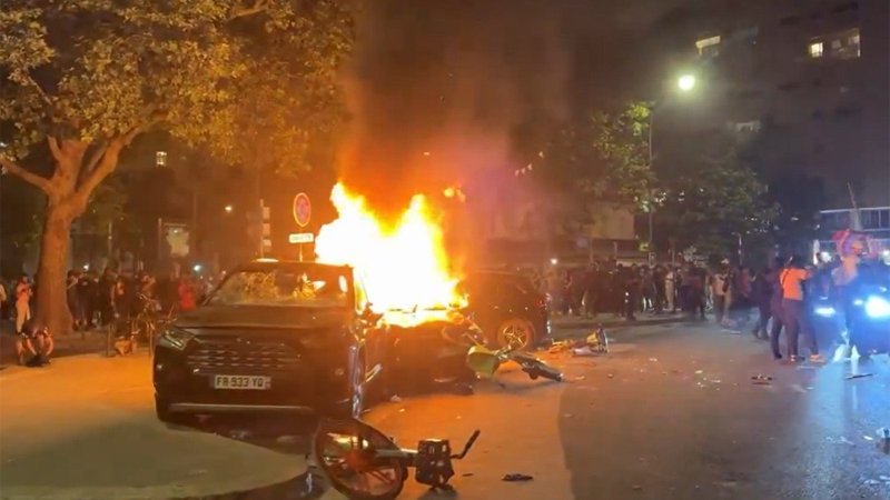 Paris St Germain'in Devler Ligi zaferinin ardından Paris sokakları karıştı