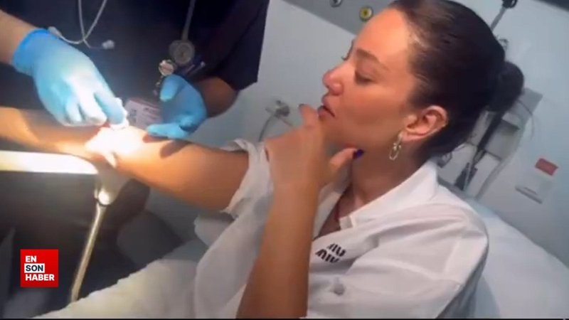 Pelin Akil’in koluna kene yapıştı.