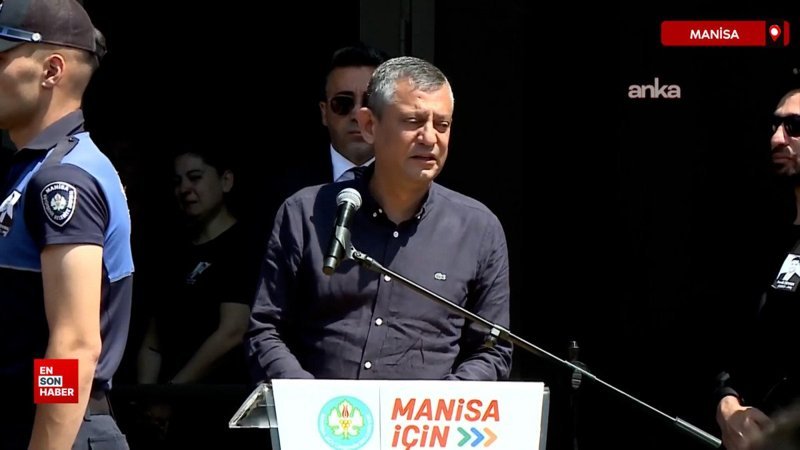 Ferdi Zeyrek için Manisa’da tören: Özgür Özel kürsüde gözyaşlarını tutamadı