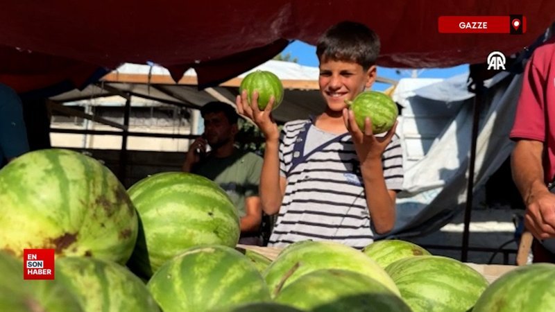 Gazzeli çocuklar evlerine ekmek götürmeye çalışıyor