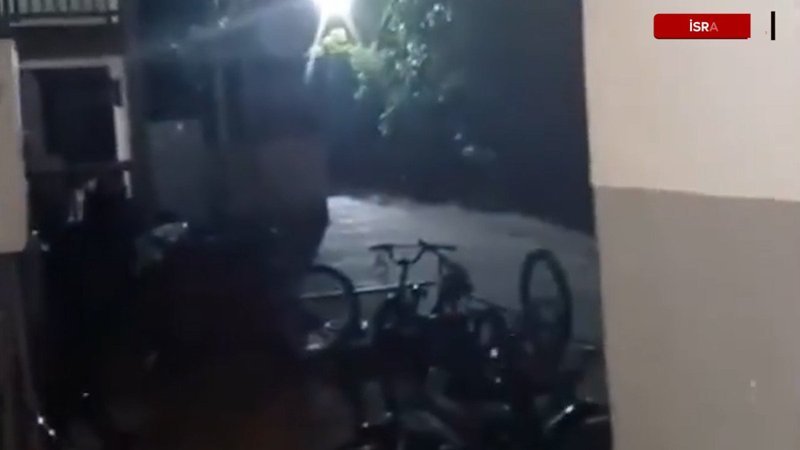 İsrail'de füzenin isabet ettiği sığınak çöktü