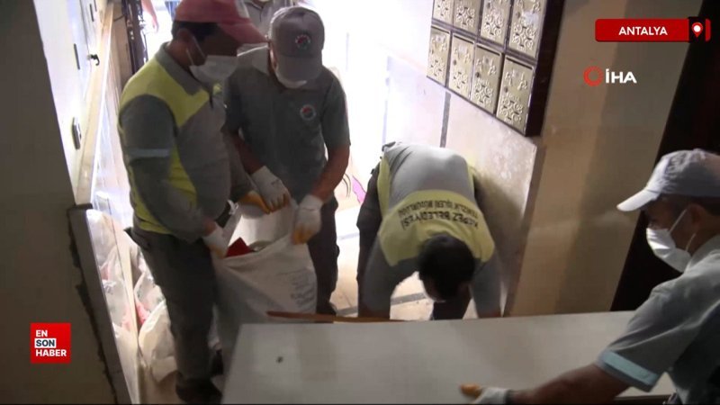 Antalya Kepez’de iki evden 8 kamyon çöp çıkarıldı