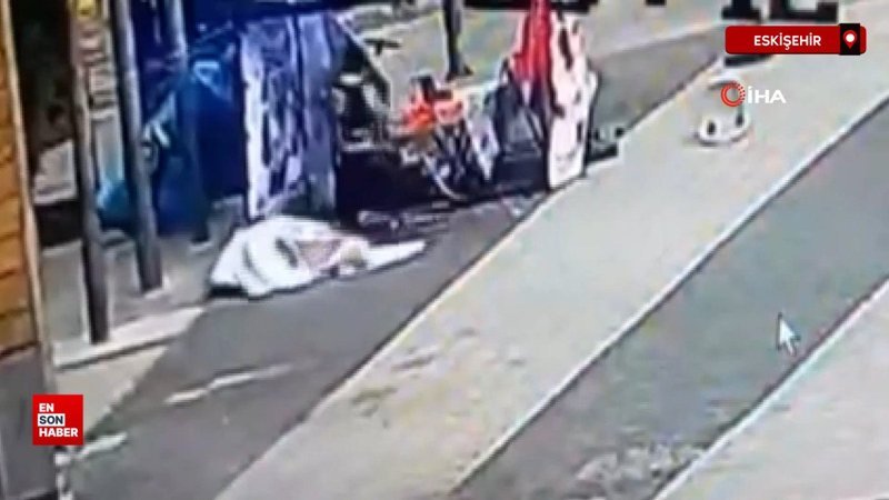 Eskişehir'de AK Parti standına saldıran şüpheli yakalandı