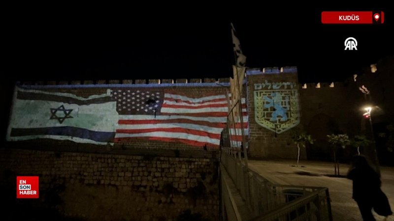 İsrail, Kudüs surlarına ABD ve İsrail bayraklarını yansıttı