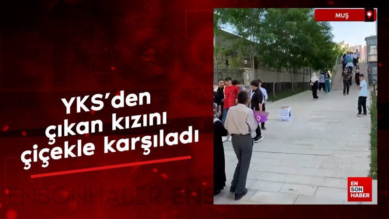 YKS'den çıkan kızını çiçekle karşıladı