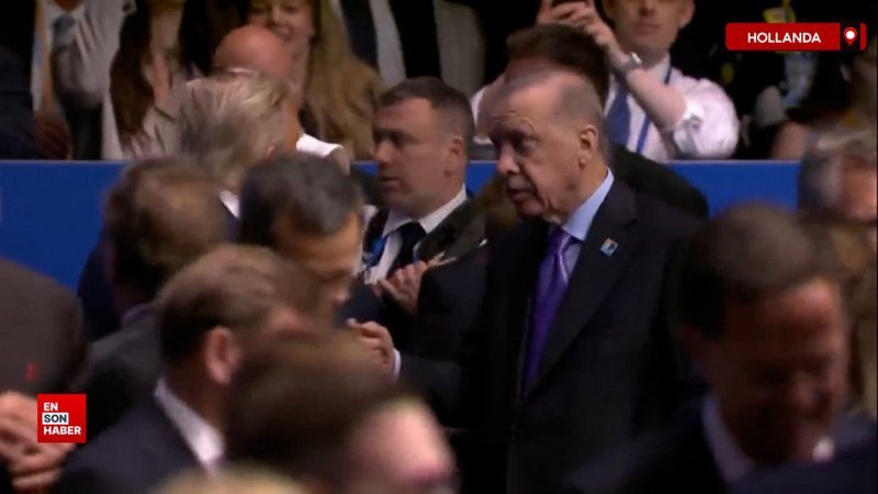 Erdoğan NATO Zirvesi’nde: Aile fotoğrafında yer aldı, Trump’la ayaküstü görüştü