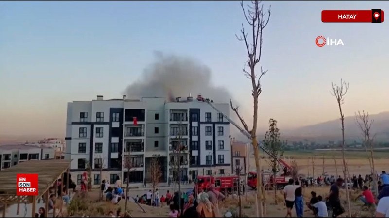 Hatay’da apartman çatısında çıkan yangın