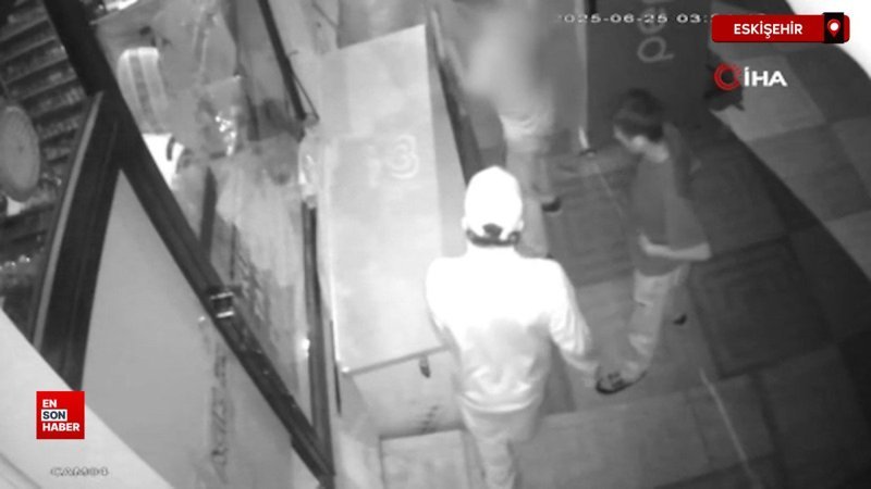 Eskişehir'de önce dondurma sonra meşrubat dolabını açmaya çalıştılar